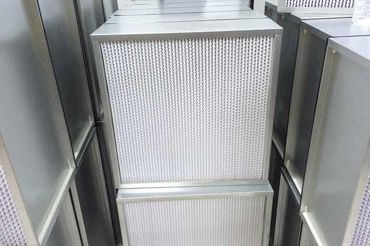 有隔板高效過濾器分為紙隔板高效過濾器、鋁箔隔板高效過濾器和耐高溫有隔板過濾器