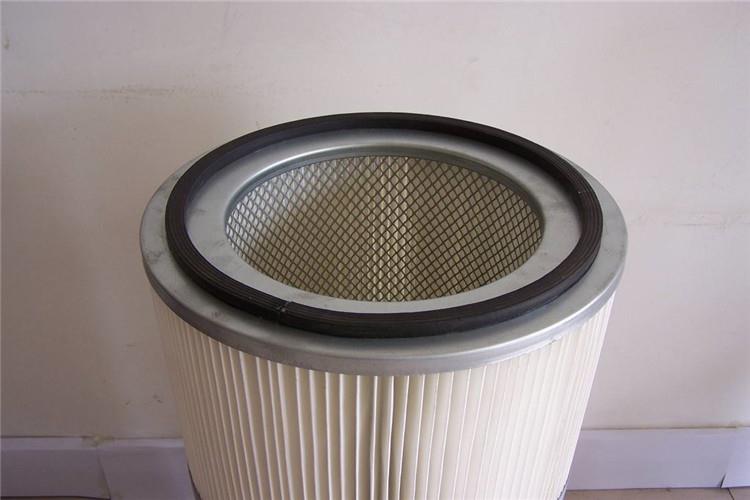 風(fēng)機除塵濾筒主要是由風(fēng)機，濾筒還有控制柜和箱體幾大部件組合而成的，其中利用風(fēng)機將粉塵吸入箱體內(nèi)
