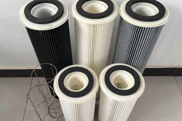 自潔式除塵濾筒的外觀結(jié)構(gòu)也能直接影響到清粉效果，相對(duì)傳統(tǒng)圓筒式濾芯，錐形濾芯上大下小的形狀在脈沖震打時(shí)塑粉更容易脫落