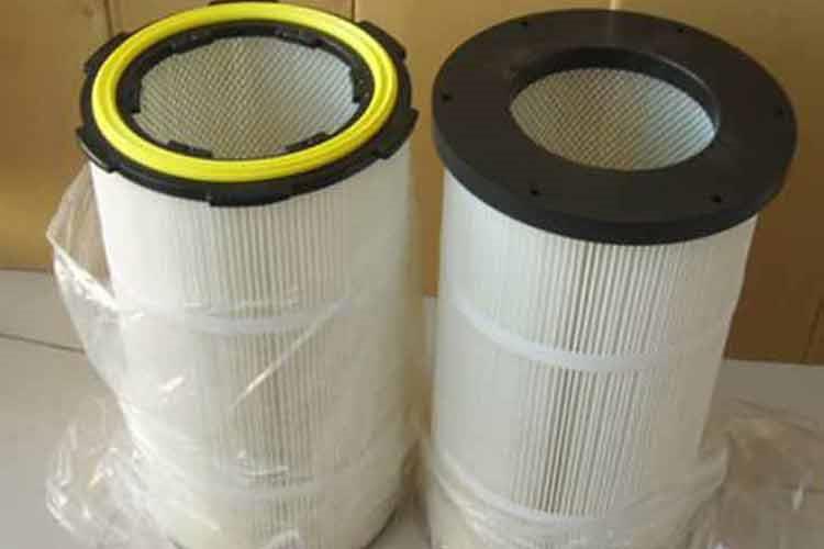 卡盤式除塵濾筒包括用隔板分隔的過濾室和凈氣室兩個(gè)氣室，旋轉(zhuǎn)脈沖噴吹的部件包括噴吹導(dǎo)管、圓形濾筒