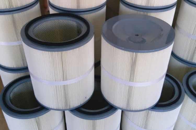 卡盤式除塵濾筒管路系統(tǒng)與該噴吹安裝組件結(jié)構(gòu)的結(jié)合，使脈沖噴吹清灰時(shí)氣流分布均勻，提高了清灰效率