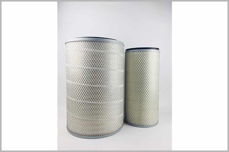 準備新的液壓空氣濾清器，注意操作時不能穿化纖衣服，以防靜電的放電火花