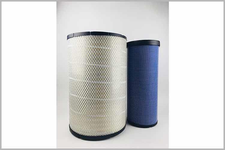 找到液壓空氣濾清器位置，將空氣濾清器從安裝支架上拔下來，將接油杯放在油管下方，并用鉗子拆掉原來兩邊的一次性管箍