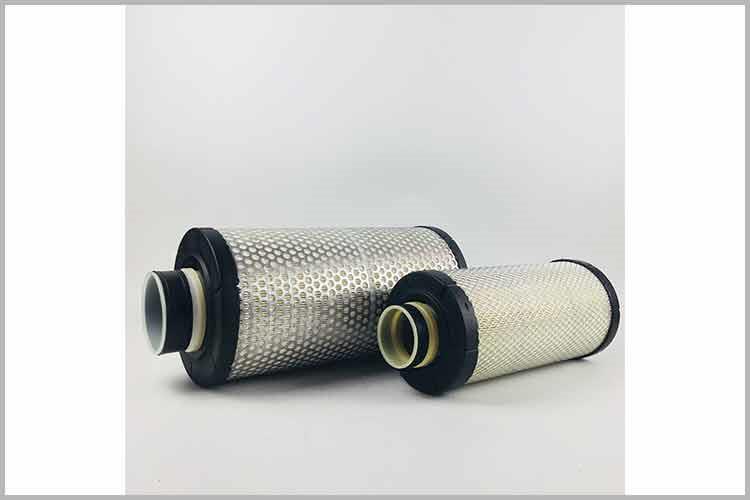 打開發(fā)動(dòng)機(jī)艙蓋，將空氣濾清器盒蓋朝前掀起，取出空氣濾芯，輕輕拍打?yàn)V芯端面