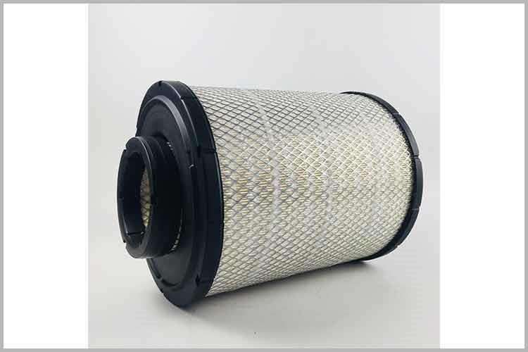 柴油機機油中的燃燒積炭、氧化產(chǎn)物和燃燒產(chǎn)物等超過機油的容納極限時，便出現(xiàn)這種堵塞，其表現(xiàn)形式是在濾清器紙濾芯上覆蓋有一層油泥