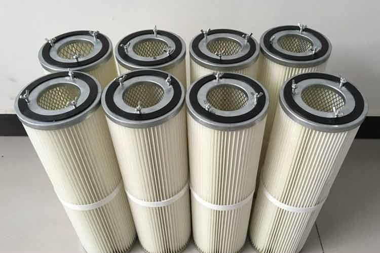 拆卸時，先將袋籠取出，然后將布袋上口的彈簧圈捏成凹形，向上拉出布袋，安裝新布袋前，應將花板孔上的粉塵清理干凈