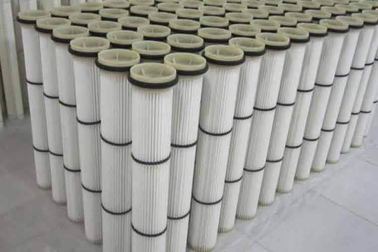 要知道這種拋丸機(jī)除塵濾筒在使用過(guò)程當(dāng)中是要防止大顆粒以及批量的固態(tài)物體浸入濾筒系統(tǒng)內(nèi)部的，所以我們需要防止內(nèi)部發(fā)生堵塞的現(xiàn)象