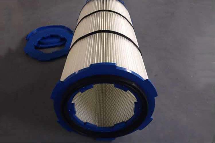 除塵濾筒工作環(huán)境濕度的考慮，如果環(huán)境濕度較大，容易引起粉塵吸潮，這時可考慮選擇具有防水功能的濾材